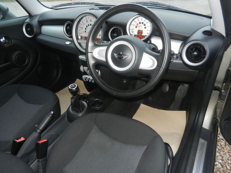 MINI HATCH