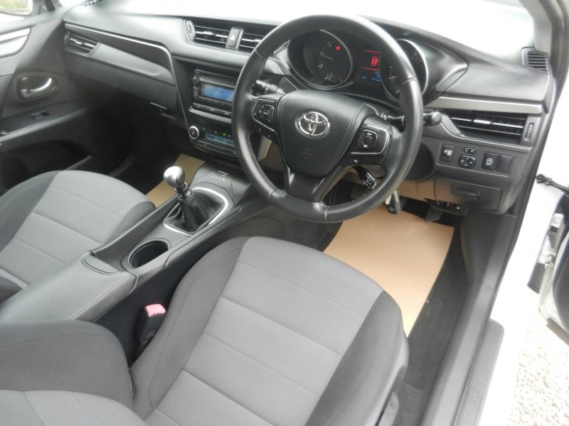 TOYOTA AVENSIS
