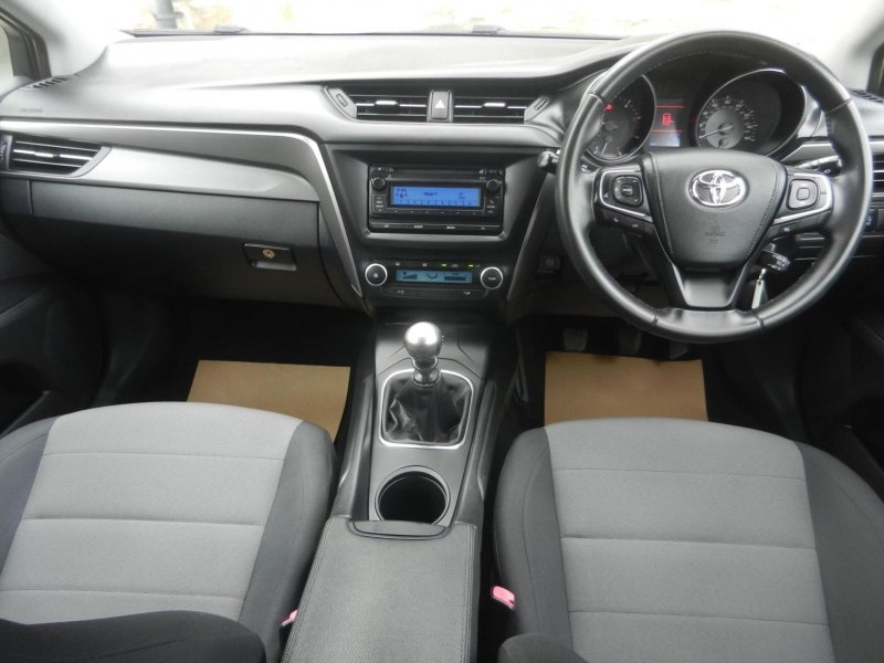 TOYOTA AVENSIS