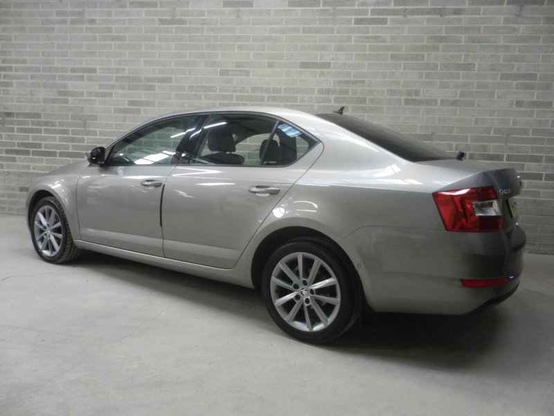 View SKODA OCTAVIA 1.6 TDI Elegance DSG Euro 5 (s/s) 5dr