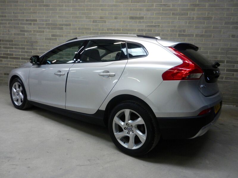 View VOLVO V40 CROSS COUNTRY 1.6 D2 Lux Euro 5 (s/s) 5dr