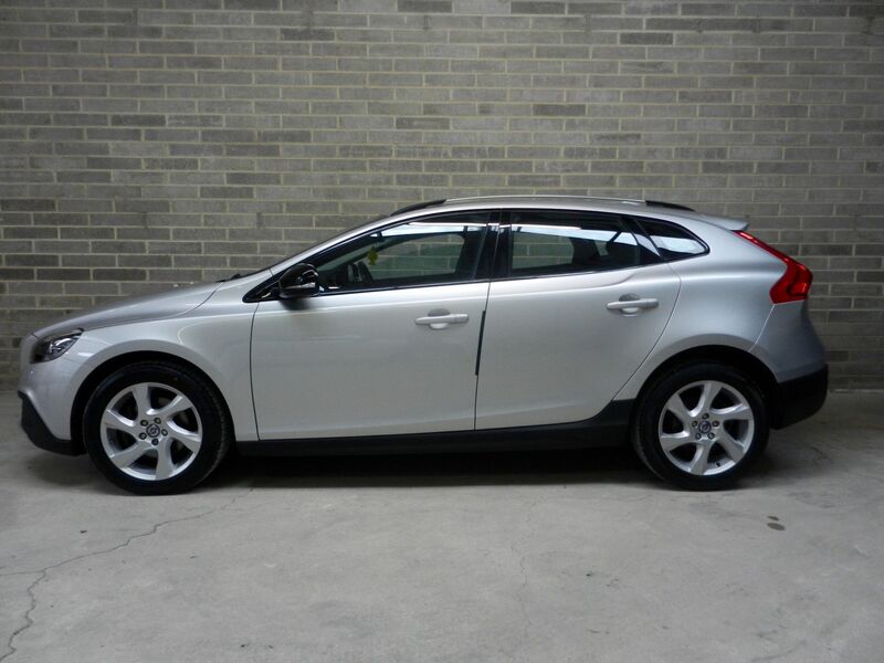 View VOLVO V40 CROSS COUNTRY 1.6 D2 Lux Euro 5 (s/s) 5dr