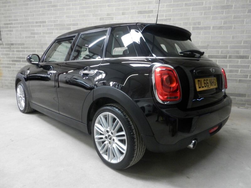 View MINI HATCH 1.5 Cooper D Euro 6 (s/s) 5dr