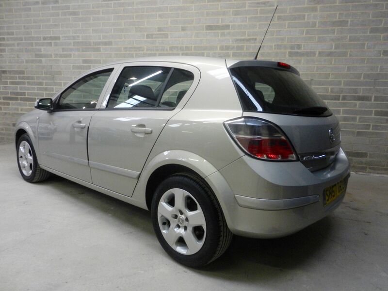 View VAUXHALL ASTRA 1.4i 16v Club 5dr