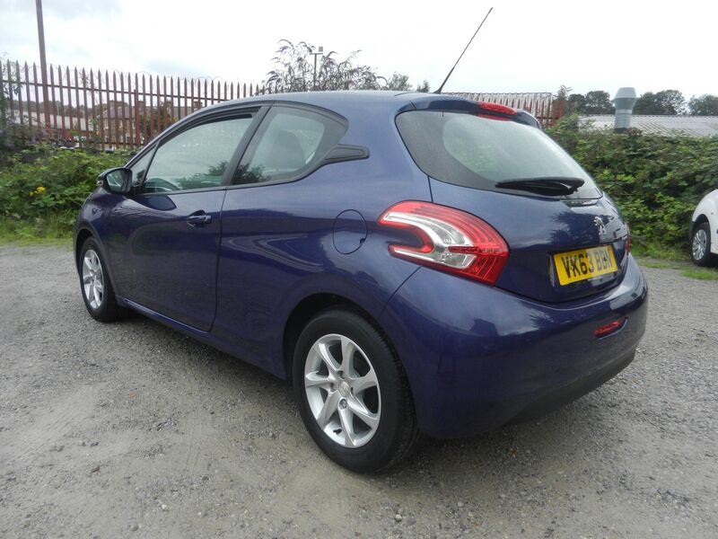 PEUGEOT 208