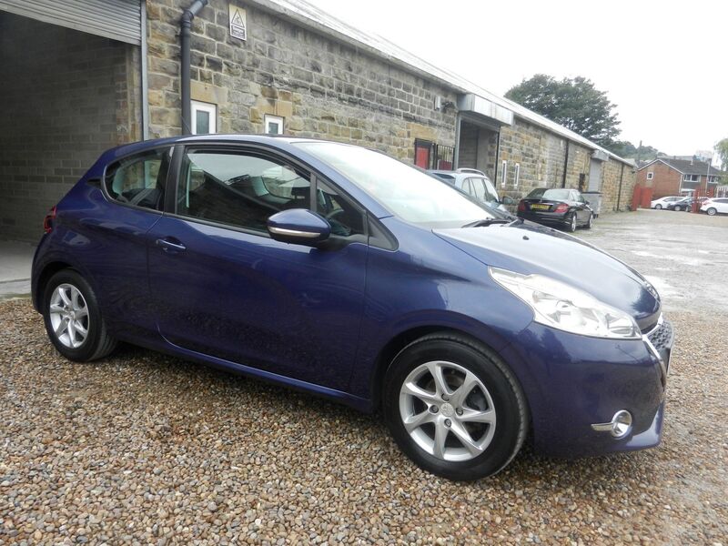 PEUGEOT 208